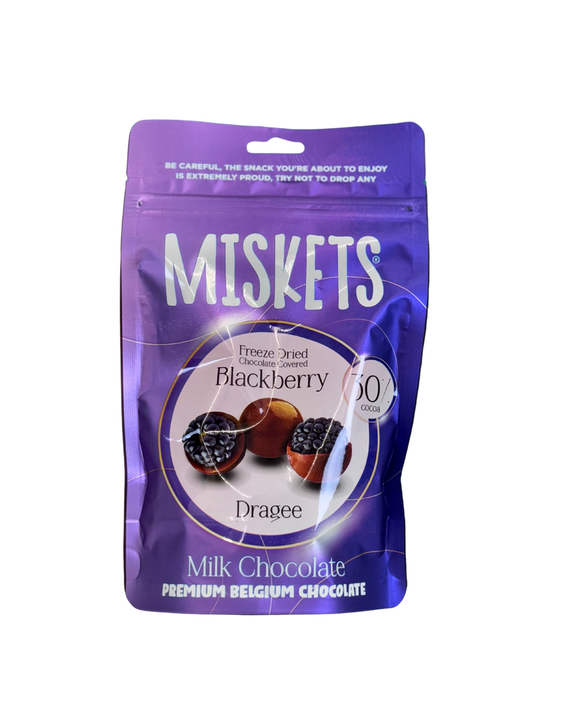 Paarse verpakking Miskets met gevriesdroogde bramen omhuld in melkchocolade
