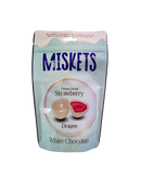 Lichtblauwe verpakking Miskets met gevriesdroogde aardbei omhuld in witte chocolade