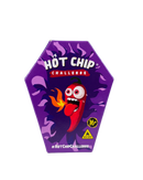 Paarse zeshoekige verpakking van Hot Chip Challenge met vurige chili cartoon