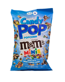 Zak blauwe Candy Pop Popcorn met M&M’s Minis snoepjes verspreid over chocoladepopcorn

