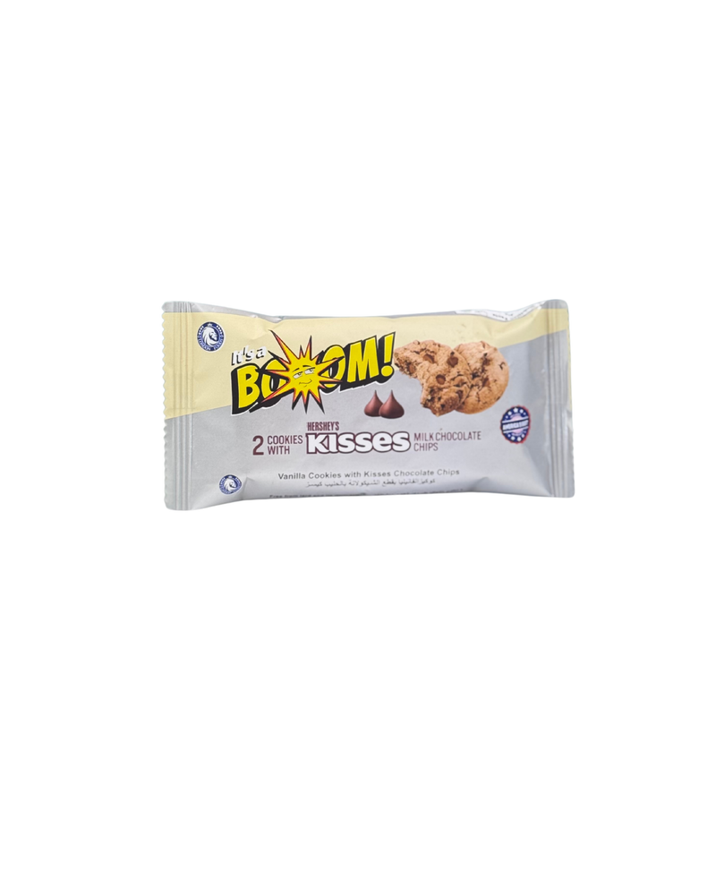 Verpakking met 2 BOOM! cookies gevuld met Hershey’s Kisses chocolate chips