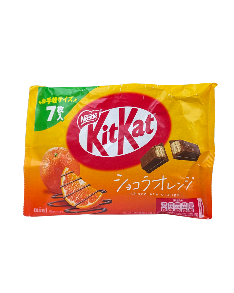 Japanse KitKat chocolade sinaasappel mini’s in oranje verpakking met citrusfruit en chocolade

