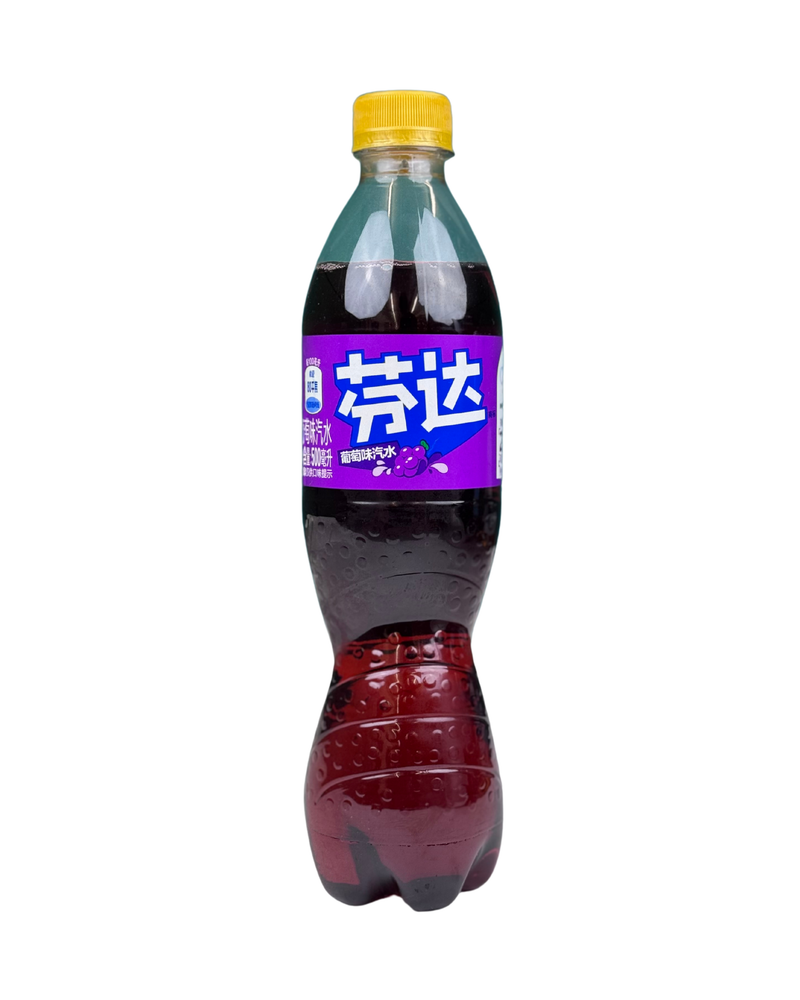 Fles Fanta Grape frisdrank uit China met paarse etiket en gele dop

