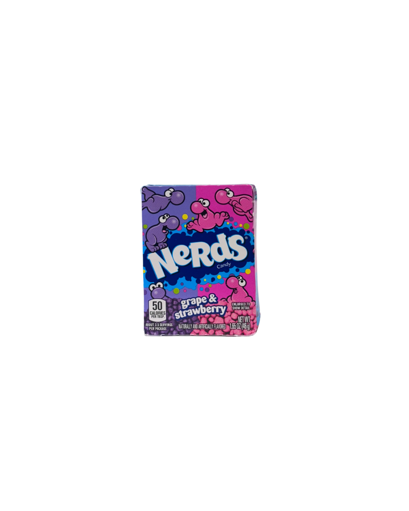 Doosje kleurrijke Nerds snoepjes met druif- en aardbeiensmaak in paars en roze verpakking

