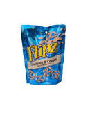Blauwe zak Flipz met cookies & cream pretzels bedekt in witte chocolade

