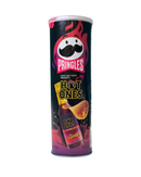 Zwarte koker Pringles met vurige branding en Hot Ones Los Calientes Barbacoa sausafbeelding

