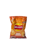 Oranje zak Walkers chips met geroosterde kip smaak en knapperige aardappelchips op de voorkant

