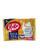 Gele verpakking van Japanse KitKat met milk tea smaak en theepotillustratie

