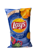 Blauwe zak Lay’s chips met paprika smaak en minder zout, afgebeeld met rode en groene paprika’s.
