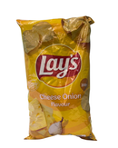 Gele zak Lay’s chips met kaas en ui smaak, stukjes kaas en een witte ui op de verpakking.