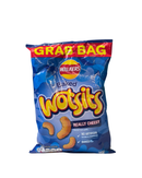 Een blauwe verpakking van Walkers Baked met "REALLY CHEESY" corn puffs, vermelding van geen kunstmatige kleuren of conserveermiddelen.