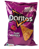 Paarse zak Doritos chips met driehoekige paprika tortilla chips en een rode paprika erop