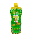  Groen-geel Toxic Waste "Apple Sour Slush" blik met opvallende waarschuwingsstijl, "FREEZE&SCULLE!" actie-tekst en "NO ADDED SUGAR" vermelding.