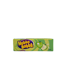 Groene verpakking van Hubba Bubba kauwgom met groene appel smaak en twee halve appels op de voorkant
