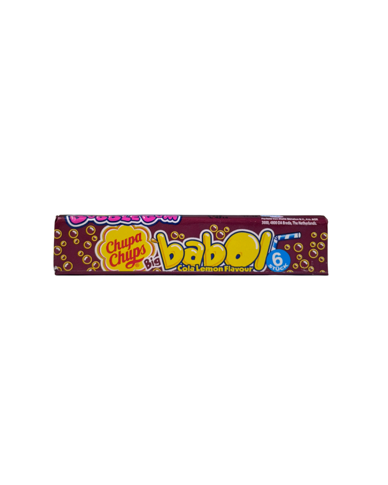 Pakje Chupa Chups Big Babol kauwgom met cola-citroen smaak en bruisende gele bubbels op de achtergrond
