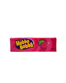 Roze verpakking van Hubba Bubba kauwgom met een aardbei illustratie en speelse bubbels
