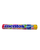 Kleurrijke rol Mentos met regenboogdesign en verschillende fruitsmaken op de verpakking