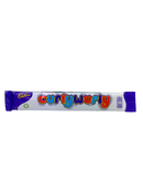 Witte verpakking met kleurrijke “Curly Wurly” tekst van Cadbury, typisch Britse karamelreep
