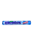 Rol Mentos met mintsmaken in herkenbare lichtblauwe verpakking met witte dragees afgebeeld.