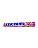 Felgekleurde rol Mentos met afbeeldingen van verschillende aardbei-smaken op een roze-groene wikkel.