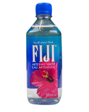 Fles van 500ml Fiji water met blauwe dop en roze bloem op het label