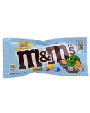 Lichtblauwe verpakking met M&M’s gevuld met knapperig koekje
