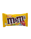 Gele verpakking van M&M’s met pinda’s omhuld in chocolade en suikercoating

