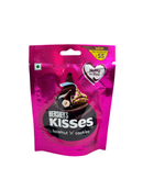 Roze verpakking van Hershey’s Kisses met hazelnoot en koekjesvulling, met een afbeelding van de snoepjes en een hazelnoot.