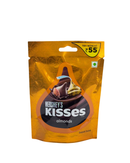 Goud-oranje verpakking van Hershey’s Kisses met amandelen, met afbeelding van een open chocolade en amandel erin.
