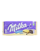 Milka chocoladereep met witte vulling en Oreo-stukjes in lila-witte verpakking

