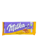 Milka chocoladereep met biscuitlaag, afgebeeld met koekjes op gele verpakking

