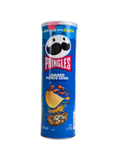 Blauwe Pringles koker met Loaded Potato Skins smaak en illustratie van toppings