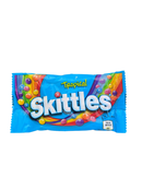 Blauwe verpakking Skittles Tropical met kleurrijke snoepjes en regenboogdesign

