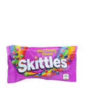Paarse verpakking Skittles Wild Berry met bessensmaken in regenboogstijl

