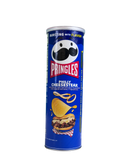  Blauwe Pringles koker met Philly Cheesesteak smaak en afbeelding van broodje cheesesteak