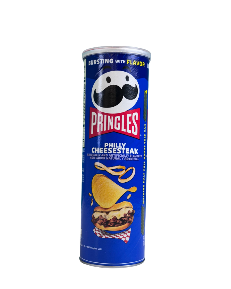  Blauwe Pringles koker met Philly Cheesesteak smaak en afbeelding van broodje cheesesteak
