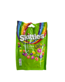 Grote groene zak Skittles Crazy Sours met regenboog en zure snoepjes

