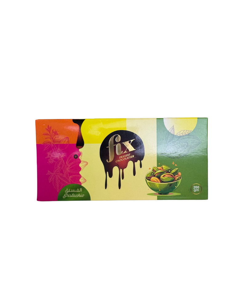 Kleurrijke verpakking van Fix Dessert Chocolatier met pistache-illustratie en Arabische opdruk