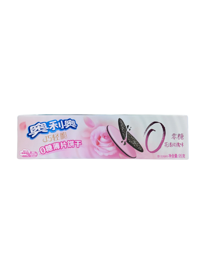 Roze verpakking met Chinese Oreo-koekjes met rozenvulling en vlindervorm