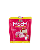 Felroze verpakking met Royal Family Mochi in Strawberry Cheesecake smaak, afgebeeld met mochi en aardbeien
