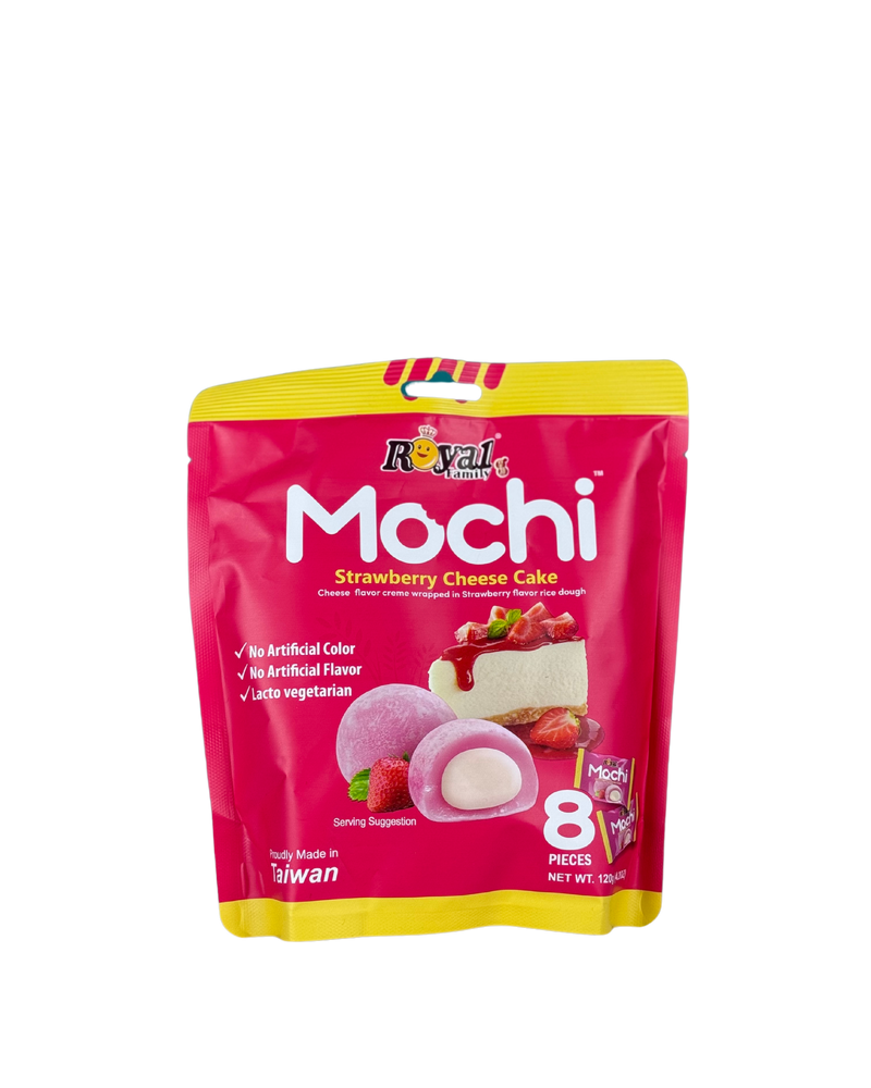 Felroze verpakking met Royal Family Mochi in Strawberry Cheesecake smaak, afgebeeld met mochi en aardbeien