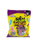 Zak met paarse Sour Patch Kids snoep in bessensmaak, kleurrijke verpakking met kindervormige gummies