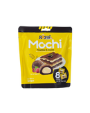 Gele verpakking Royal Family Mochi met tiramisu taart en gevulde mochi’s afgebeeld