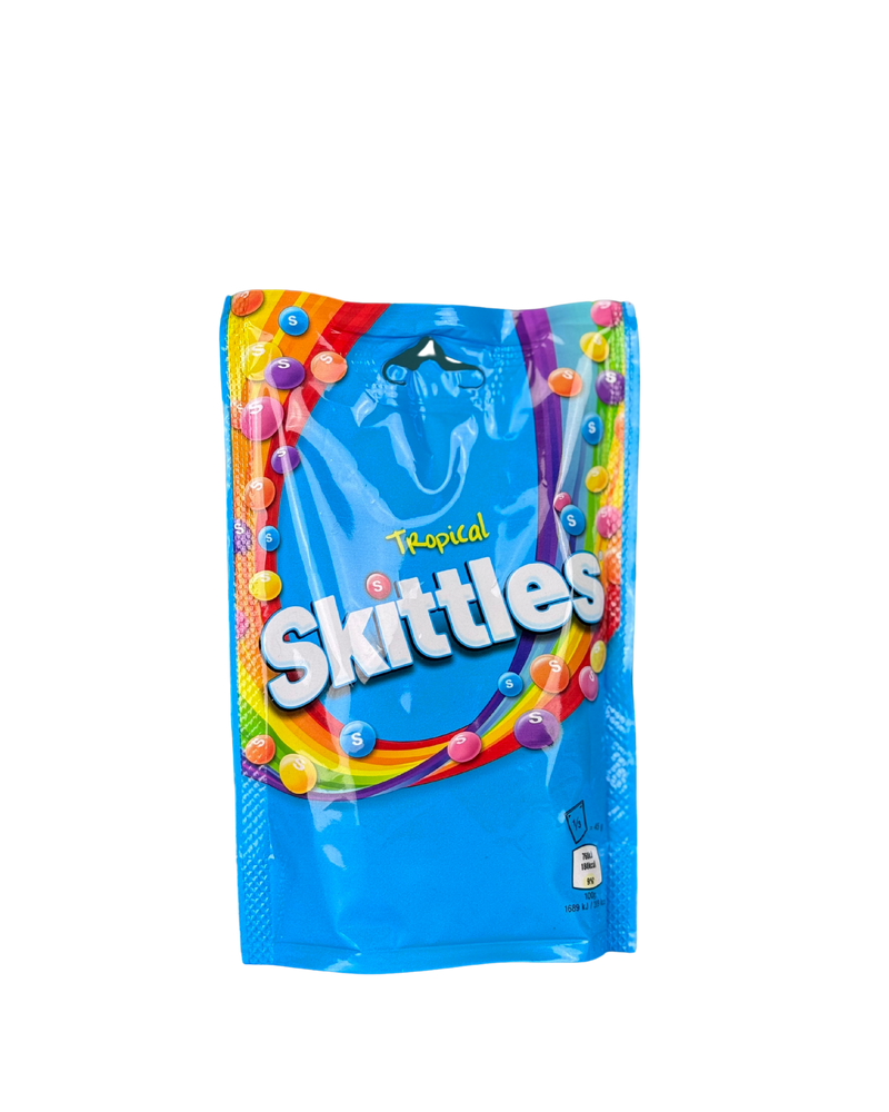 Blauwe zak Skittles Tropical met kleurrijke regenboog snoepjes