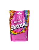 Roze zak Skittles Desserts met kleurrijke snoepjes op de verpakking