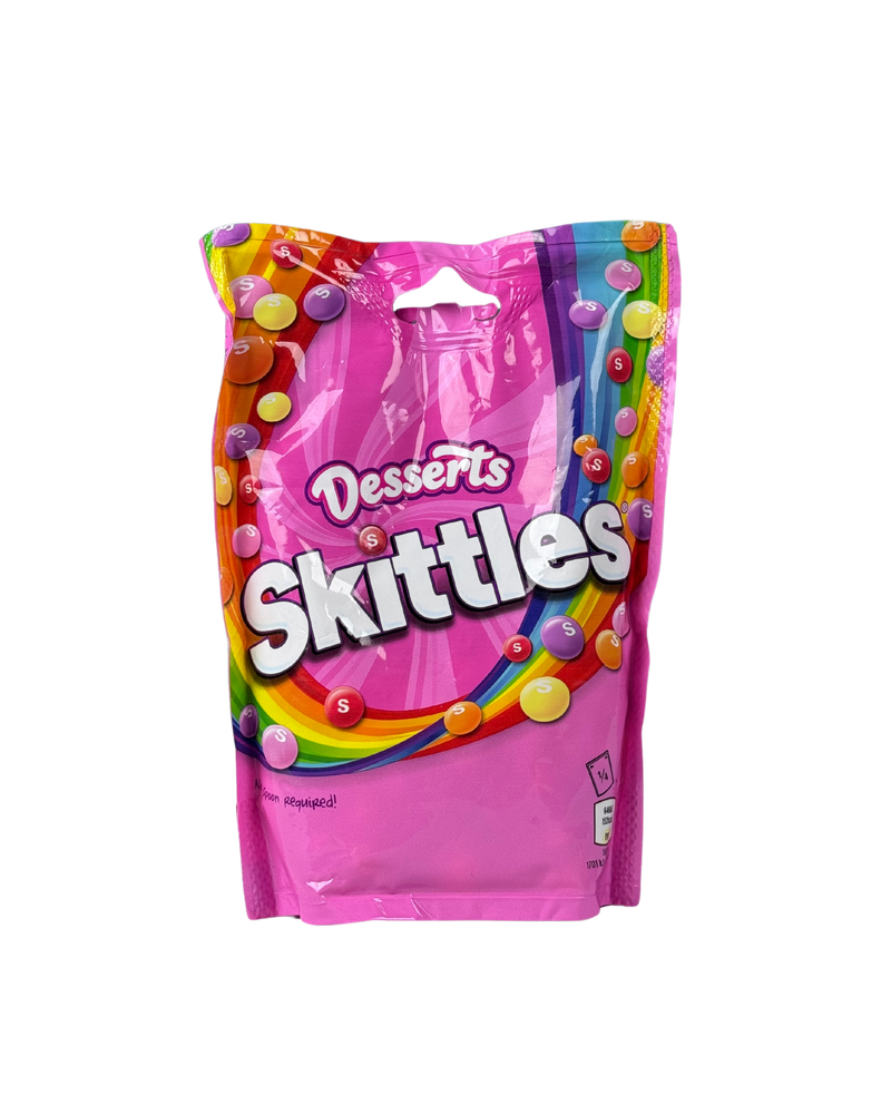 Roze zak Skittles Desserts met kleurrijke snoepjes op de verpakking